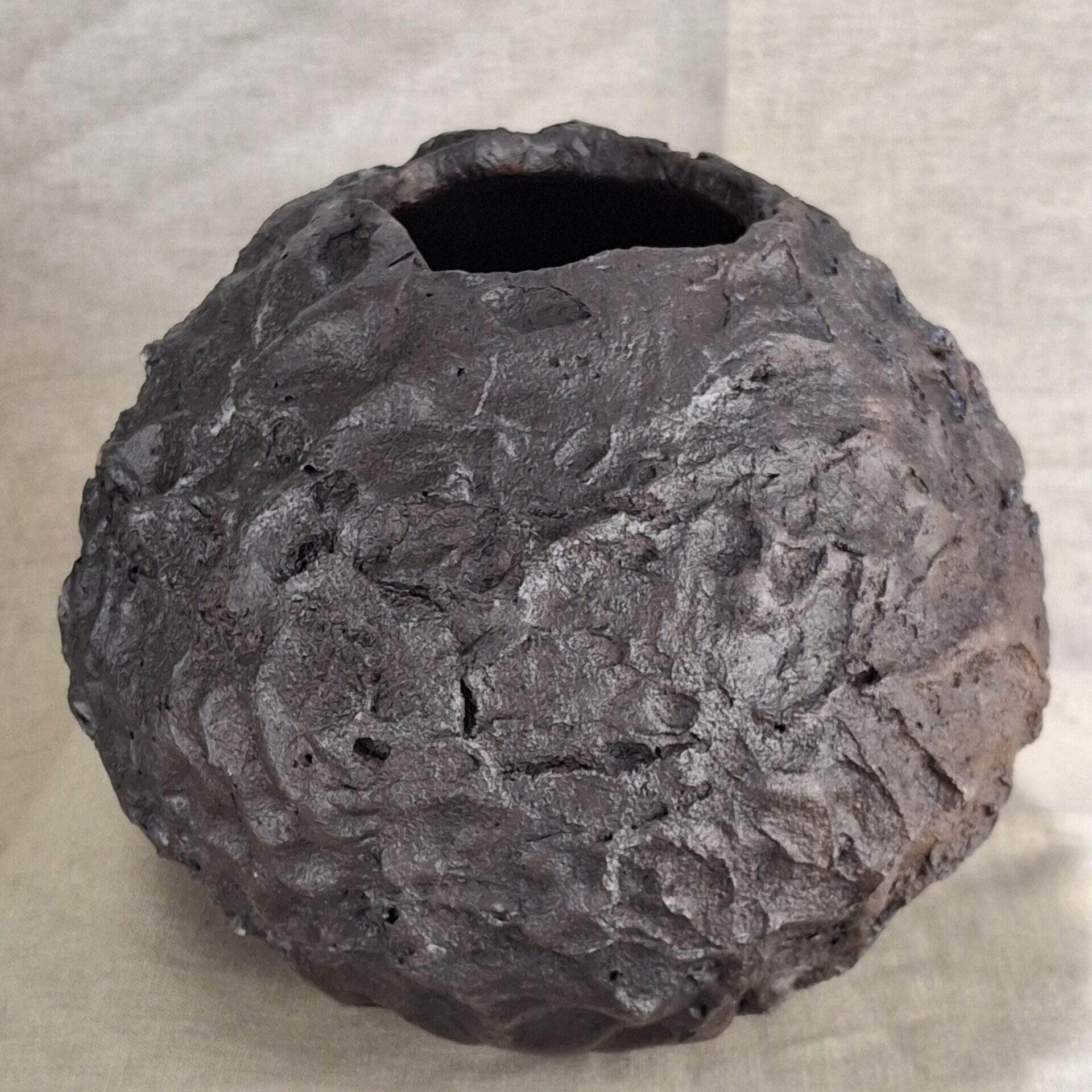 Wazon „Bazaltowy Oddech” | Ceramika w stylu nowoczesnym - obrazek 4