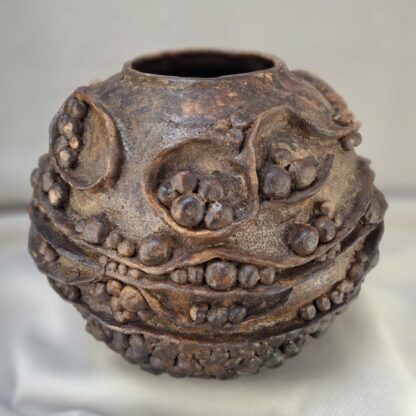 Rzeźbiony moon jar „Owoc Ziemi” – Pracownia Czarny Smok