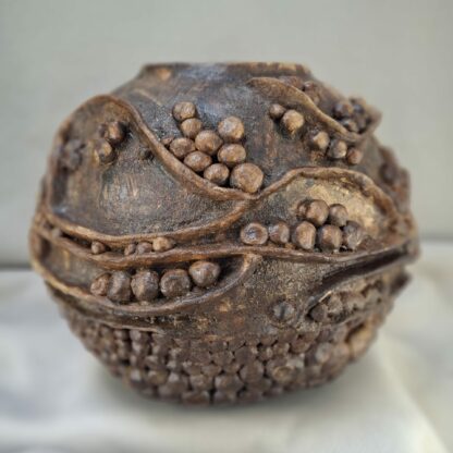 Rzeźbiony moon jar „Owoc Ziemi” – Pracownia Czarny Smok