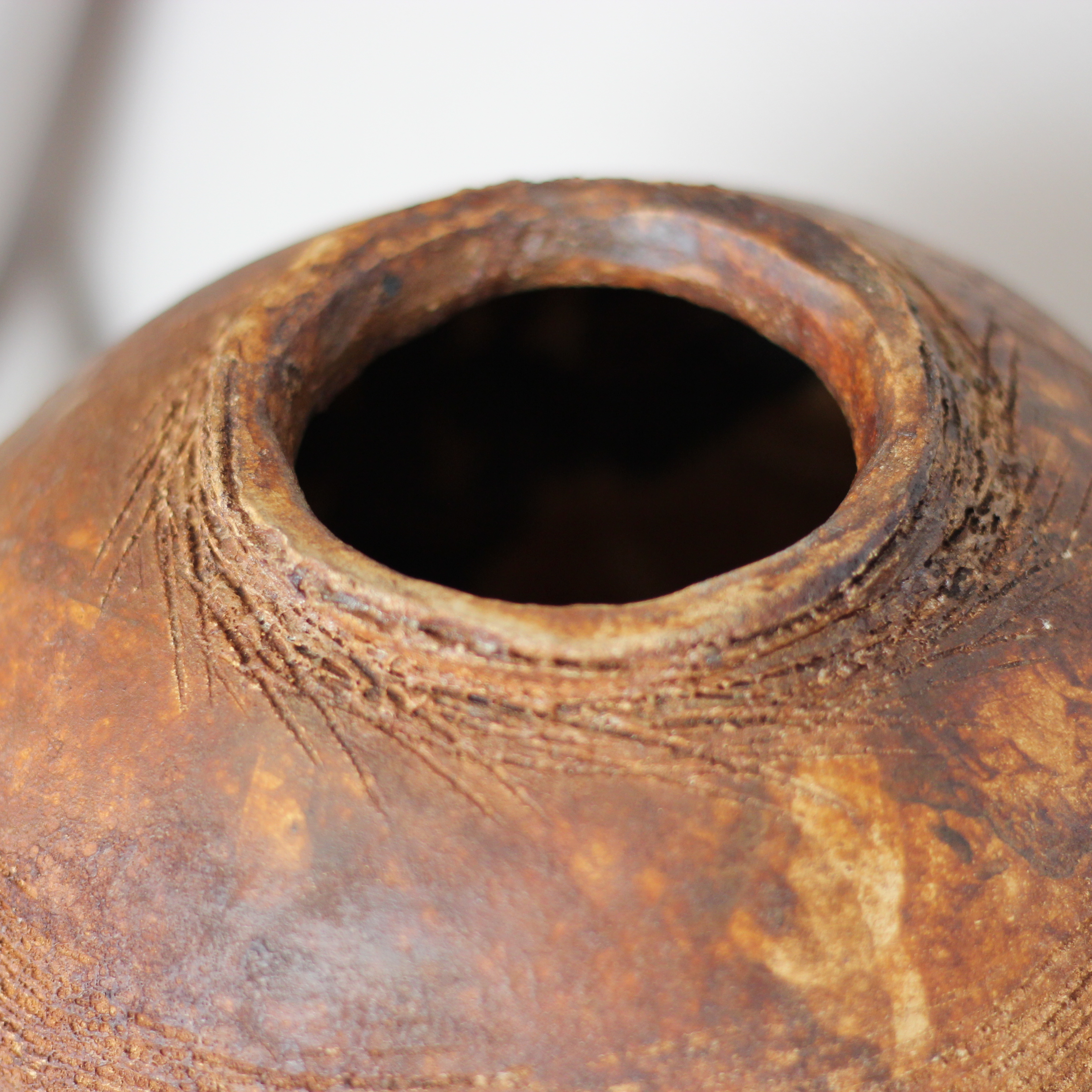 Moon Jar Mlekowany – Ziemia i Ogień w Harmonii - obrazek 3