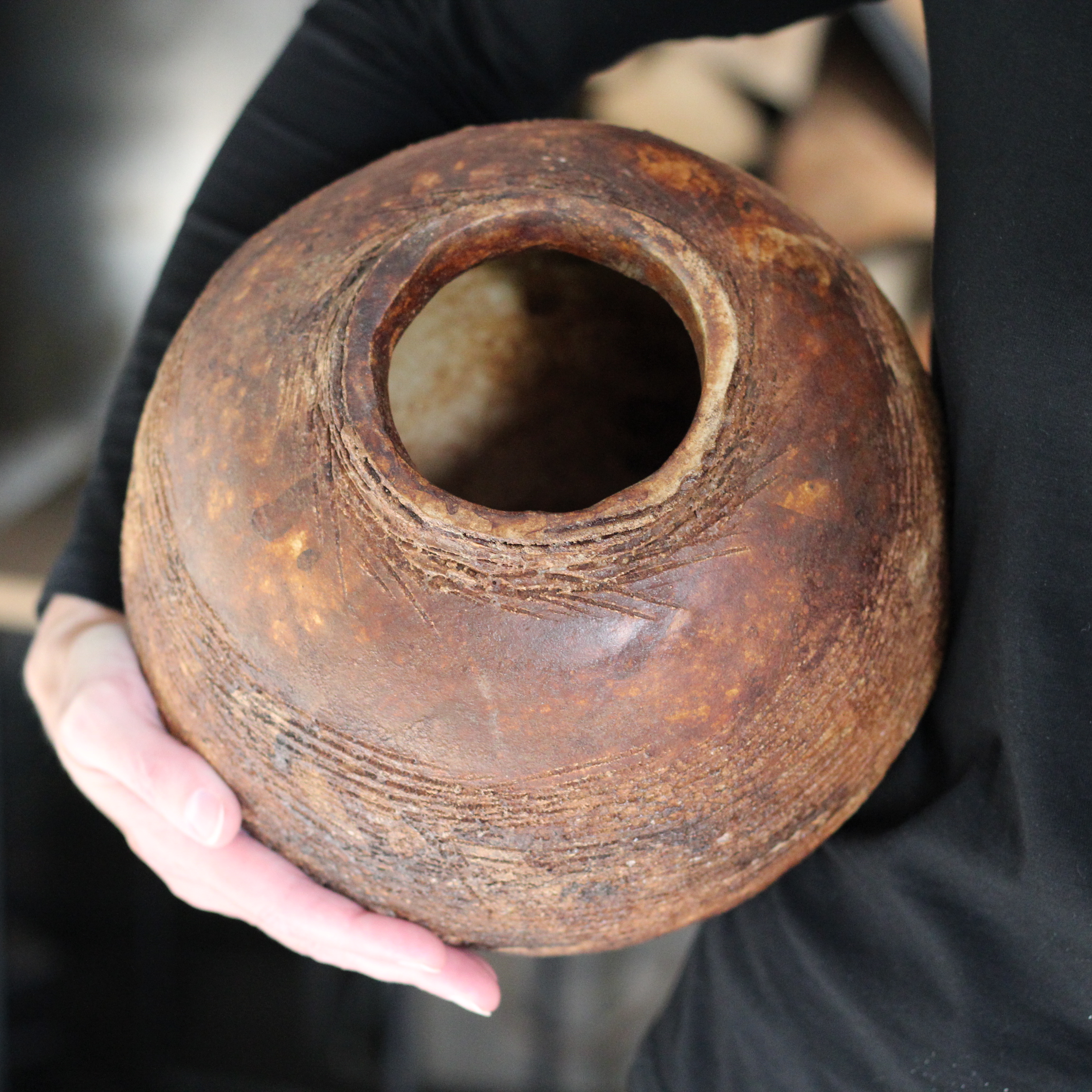 Moon Jar Mlekowany – Ziemia i Ogień w Harmonii - obrazek 6