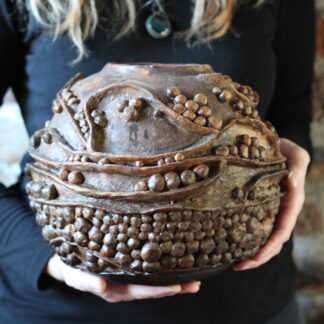 Rzeźbiony moon jar „Owoc ziemi”, ceramika artystyczna