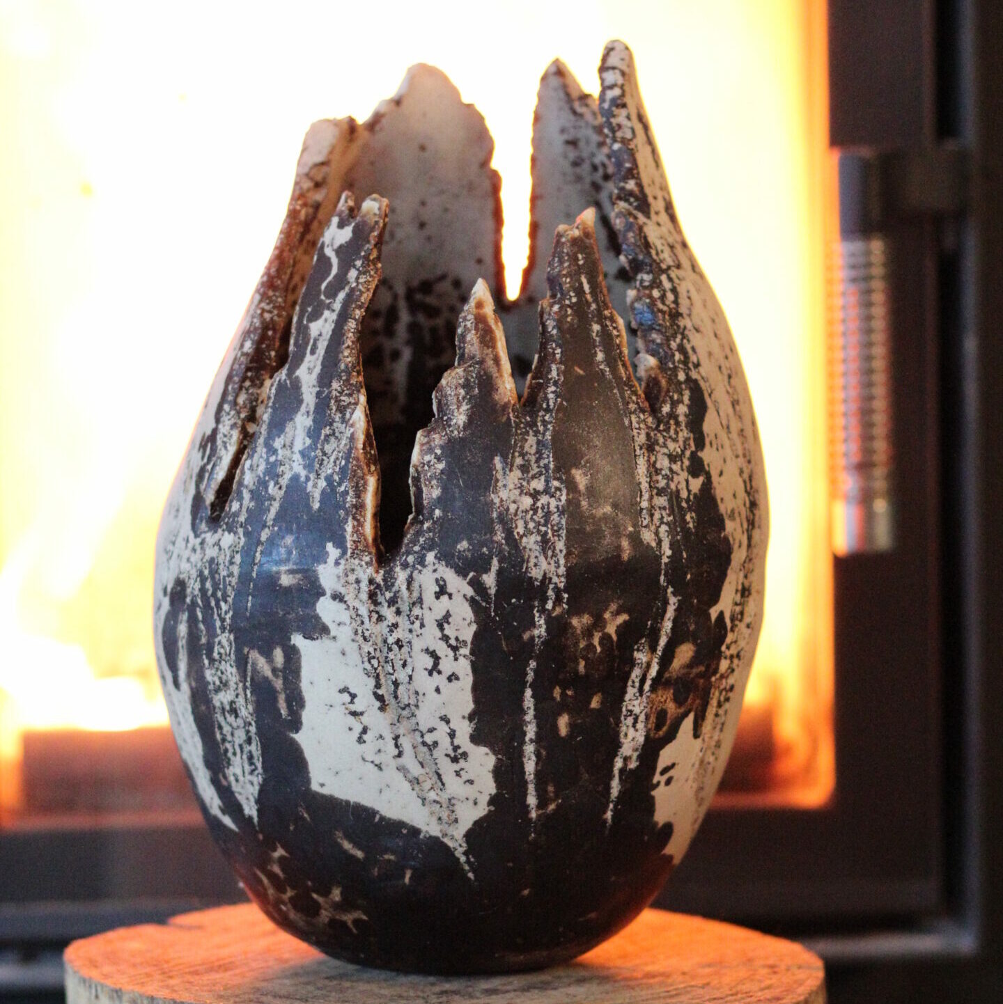 Wazon „Cisza po Ogniu” – Rzeźba z Duszą i Historią