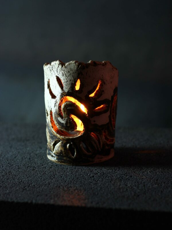 il_fullxfull.8528298727_hivt-1.jpg Świecznik Ceramiczny na Tealight z Wycięciami