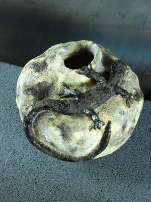 il_fullxfull.8765245491_cd1g.jpg Naczynie ceramiczne z rzeźbą jaszczurki