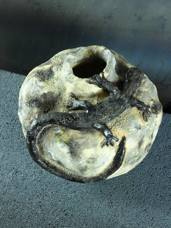 il_fullxfull.8765245491_cd1g.jpg Naczynie ceramiczne z rzeźbą jaszczurki