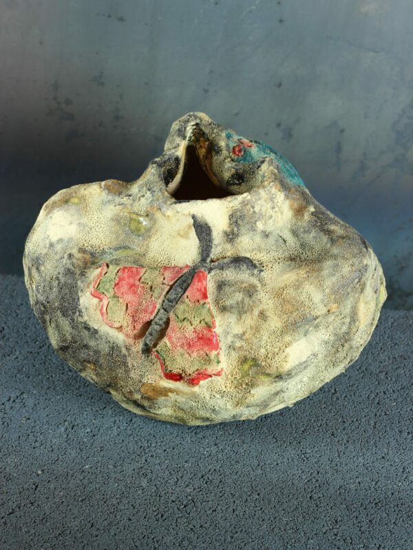 il_fullxfull.8765289891_mwub.jpg Naczynie ceramiczne z rzeźbami ciem - seria "Kamienny sen"